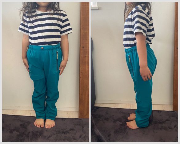 身長105cmの娘がはいたところ。左：正面から撮影　右：サイドから撮影