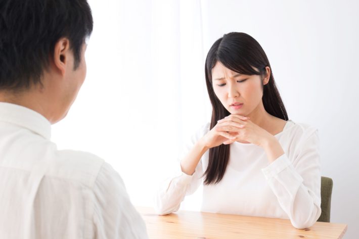 男性に相談する女性