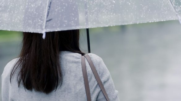 雨の日に通勤する女性