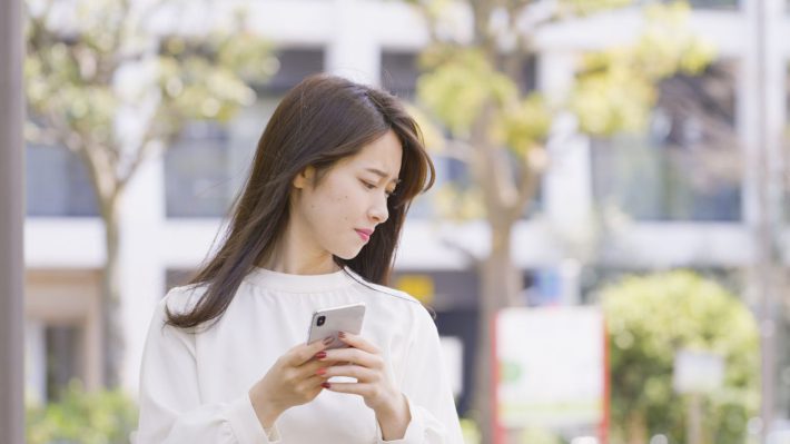 スマホを操作する女性