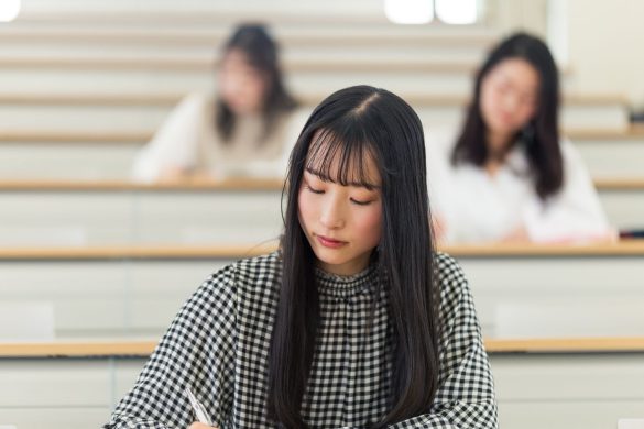 講義を受ける大学生