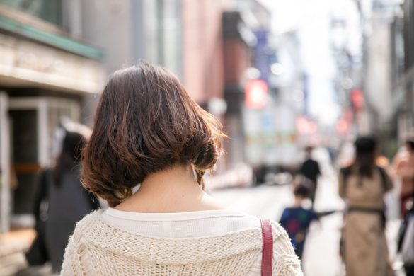 うつむいている女性