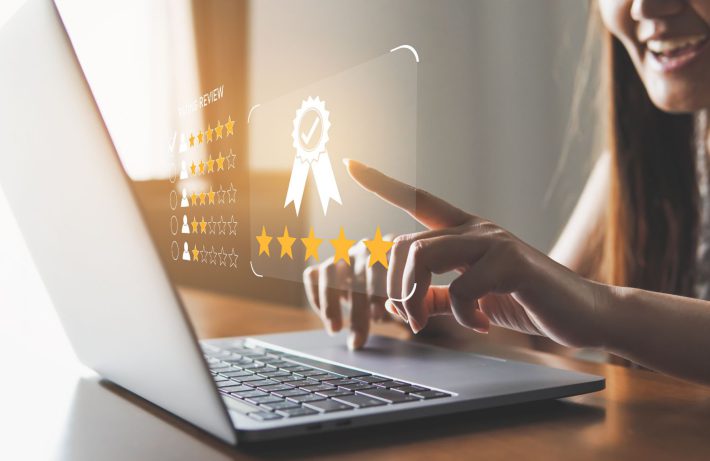 ランキングサイトを見る女性