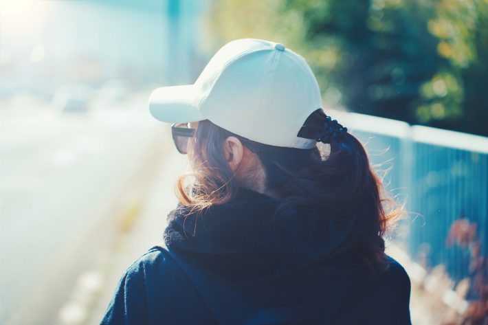 醜形恐怖症の人は目を隠すことが多い