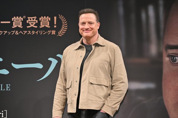 小さくて暗い部屋の中にいる灯台のようなキャラクター