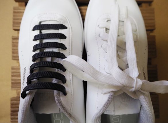 （左）「結ばない靴紐」ブラック、（右）いつもの靴紐