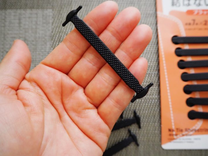 中央部分は靴紐を模したデザイン