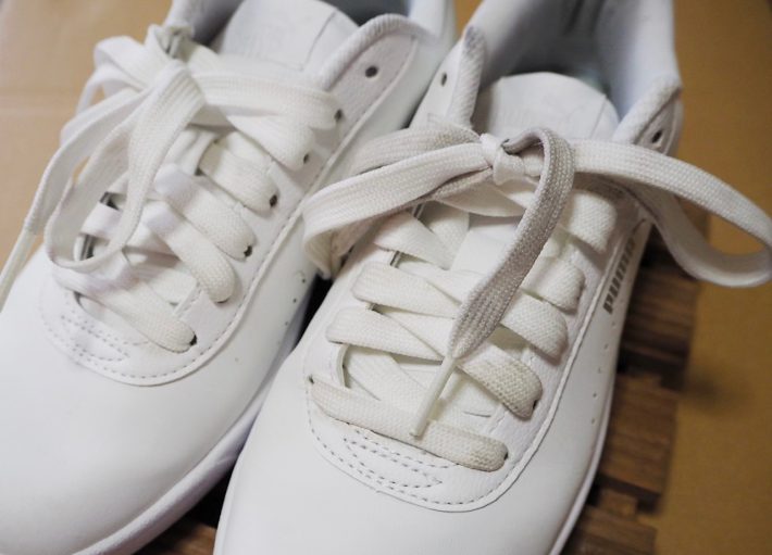 シューホールに「結ばない靴紐」を挿し込むだけ