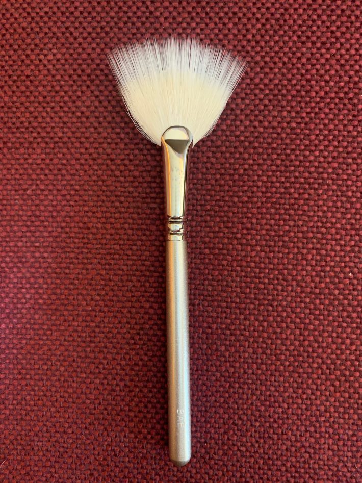 飯田さんが使っているチークブラシ