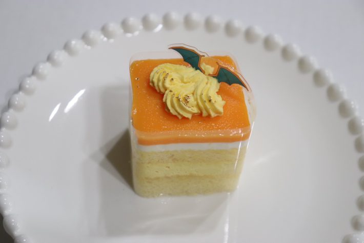 リザードンのマンゴーホイップクリームのケーキ