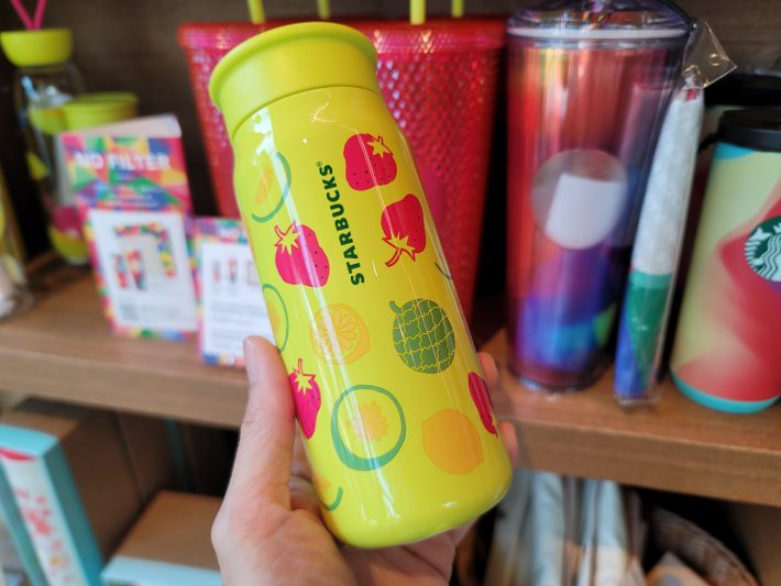 スターバックスでは早くもサマーシーズンがはじまりました。カラフルで爽やかなデザインのグッズがたくさん登場しています