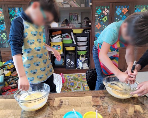 ケーキの生地を混ぜる時、気合を入れるために立ってやりだしました。このようなことを叱ったりしてはならないと考えています(当時5歳)