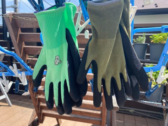 左:ワークマン背抜き手袋 右:ダイソー背抜き手袋