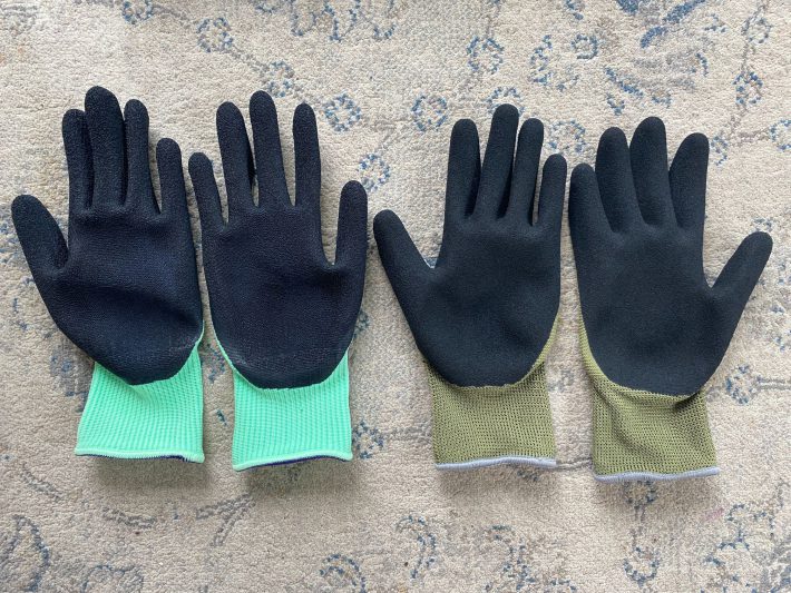 左：ワークマン背抜き手袋　右：ダイソー背抜き手袋