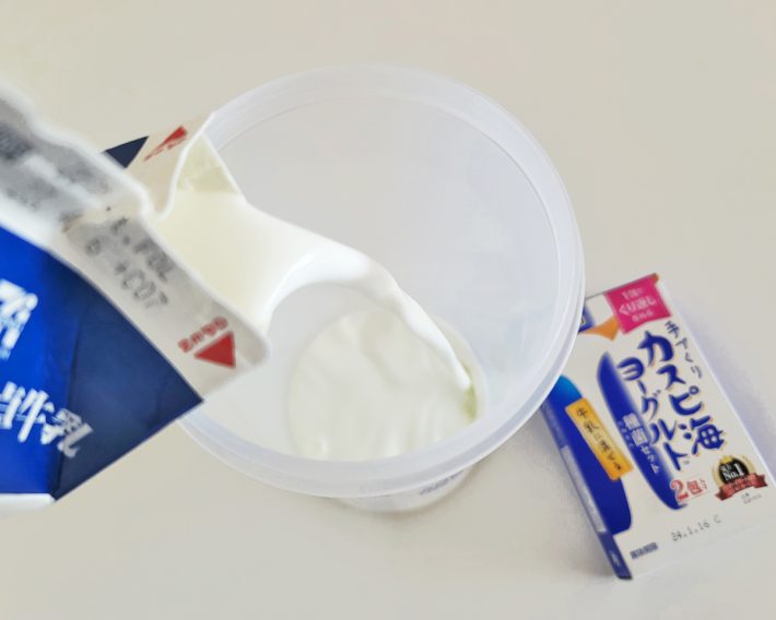 熱湯消毒をした容器に牛乳500mlと種菌を加えて、消毒したスプーンでかき混ぜる