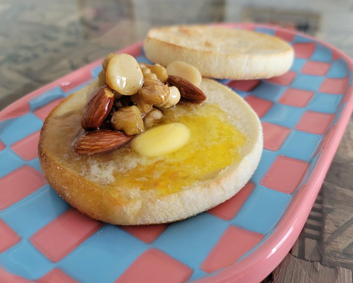 こんがり焼いたパンにバターとはちみつナッツをたっぷり乗せました