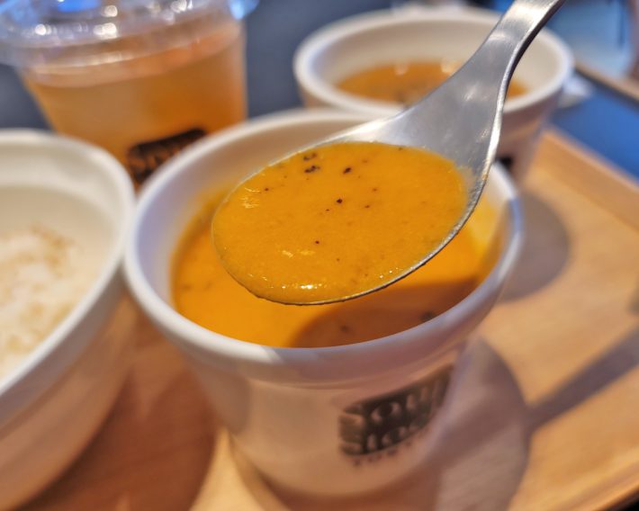 看板メニュー「オマール海老のビスク」は、高級レストラン級のこだわりが詰まっています