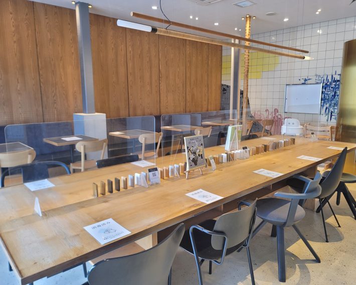 店内にはさまざまなテーブルやイスが置かれていて、おひとり様でも過ごしやすい空間づくりになっています。同時に子ども専用のイスも揃っています