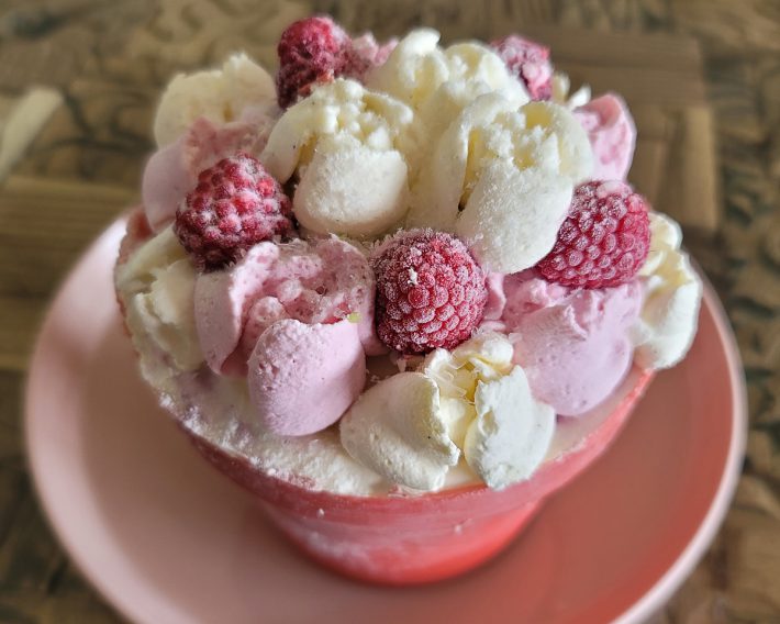 凍った状態。この段階で皿に移すことがポイントです