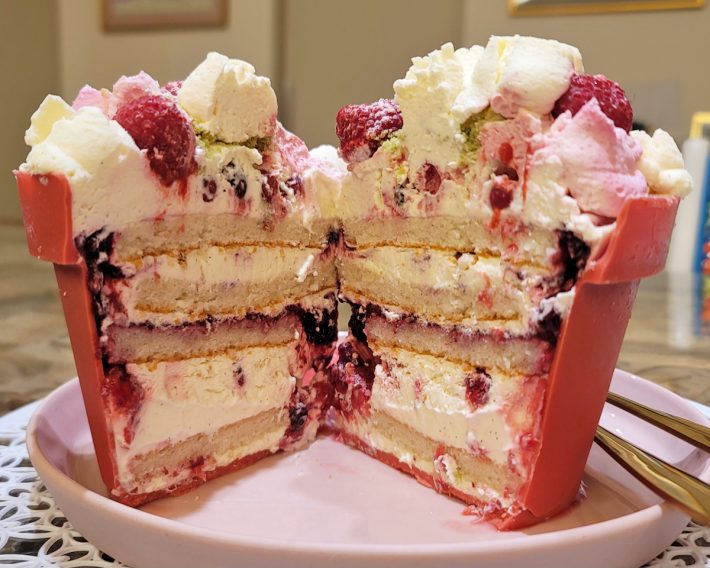 タテ半分に切った状態。層がキレイで歓声が上がりました