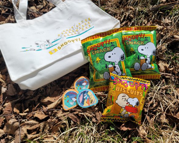 バッグの中身は、ミニゼリー3個、ビスケット1袋、スナック2袋