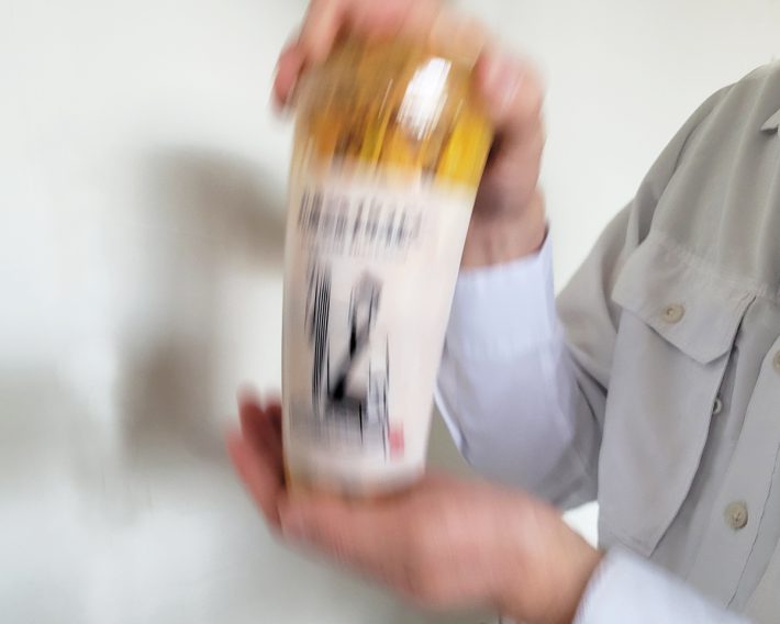 フタをおさえて触れるため、側面がつぶれることなく安定してシェイクすることができました