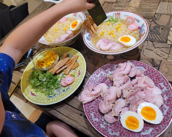 大好物メニューであるラーメンのトッピングをしています