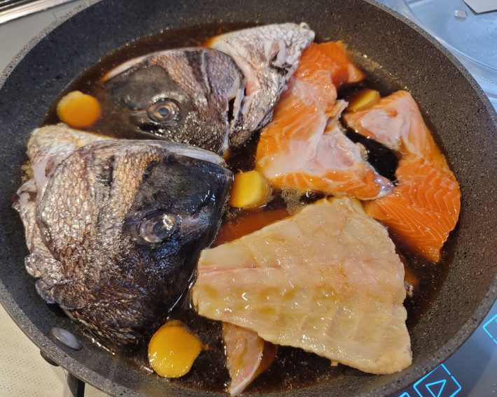 我が家のお気に入りは、鯛と鮭。いずれもアラの部分でOKです
