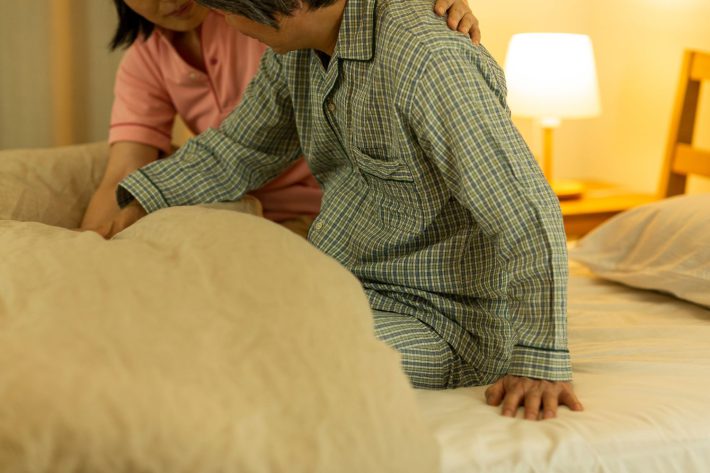 高齢者を介護する女性