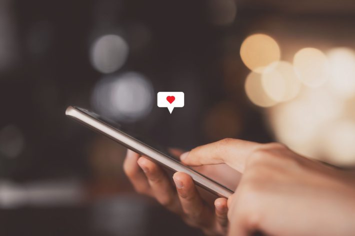 スマホを操作する手