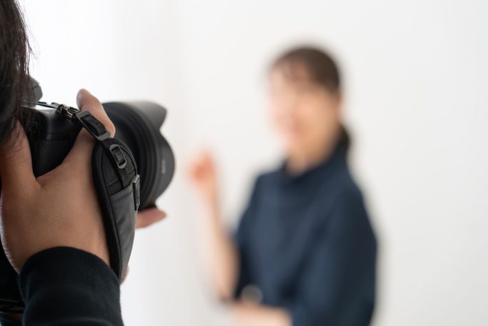 写真撮影する女性