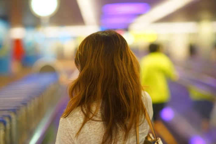 たたずむ女性の後ろ姿