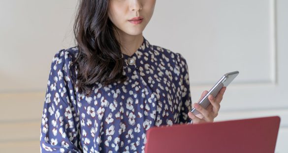 パソコンで作業する女性