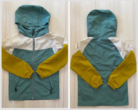 「耐久撥水どろんこジュニアシェルジャケット」(税込1500円)/前面(左)と背面(右)