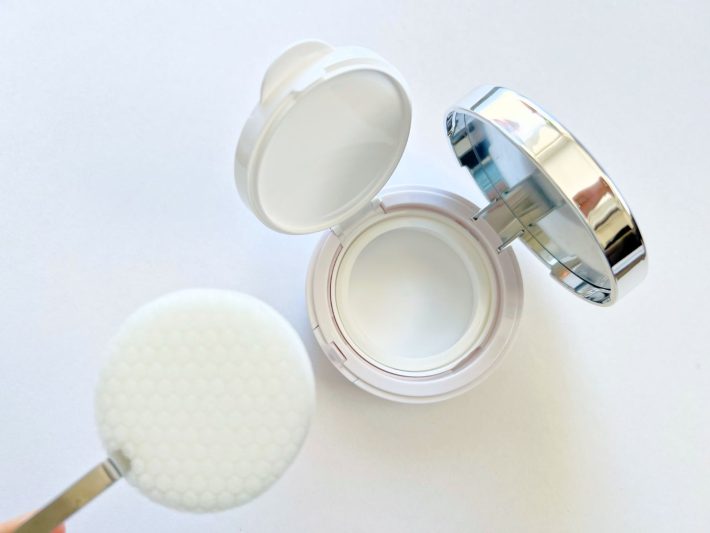 ピンセットなどでパフを容器から外す
