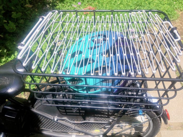 ヘルメットは後ろかごへ