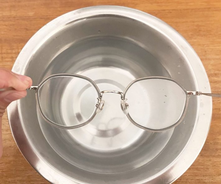 お湯を張ったボウルに近づけて、湯気に晒す