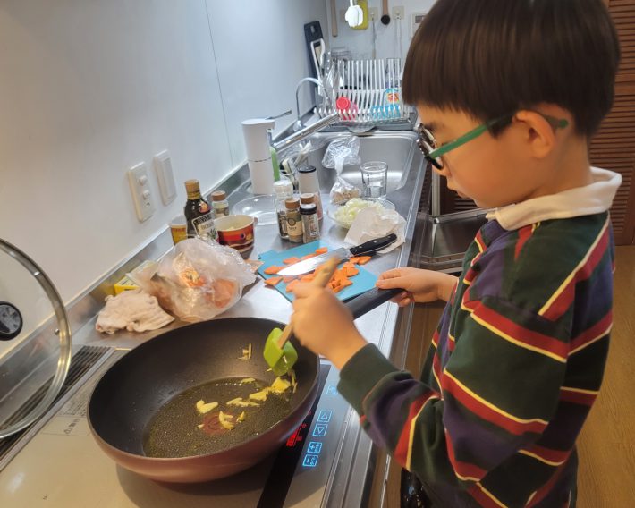 料理をする息子