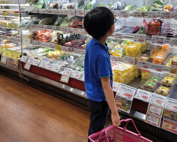 食材を吟味する筆者の息子