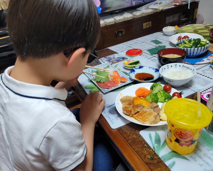 食事中の筆者の息子