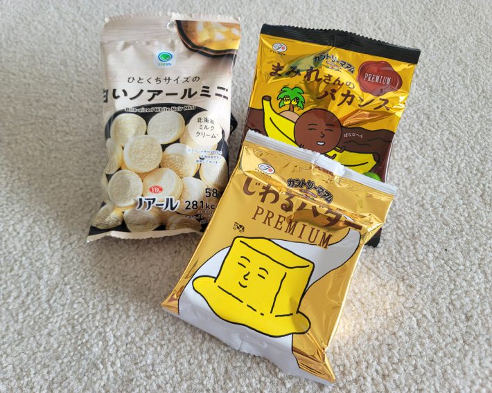 （左から時計回りに）ひとくちサイズの白いノアールミニ（108円）、カントリーマアム まみれさんのバカンス PREMIUM（184円）、カントリーマアム じわるバター PREMIUM（184円）