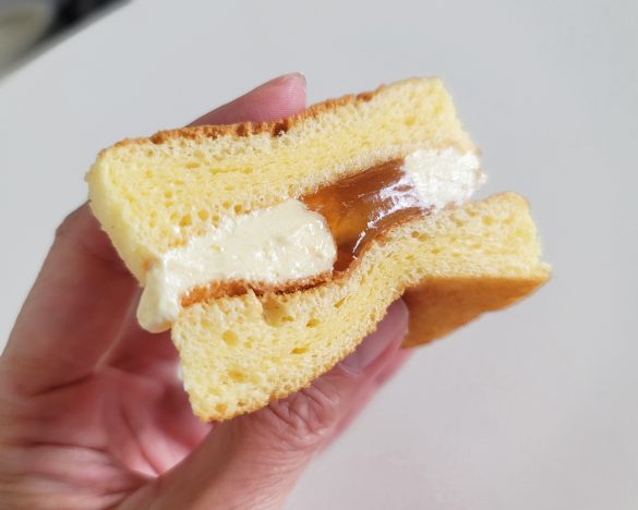 口どけの良い軽やかなケーキ生地に、発酵バター入りのクリームとケーキシロップソースがたっぷりはさまっています