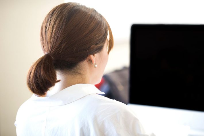 パソコンを見つめる女性