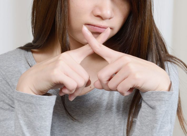 バツ印を出す女性