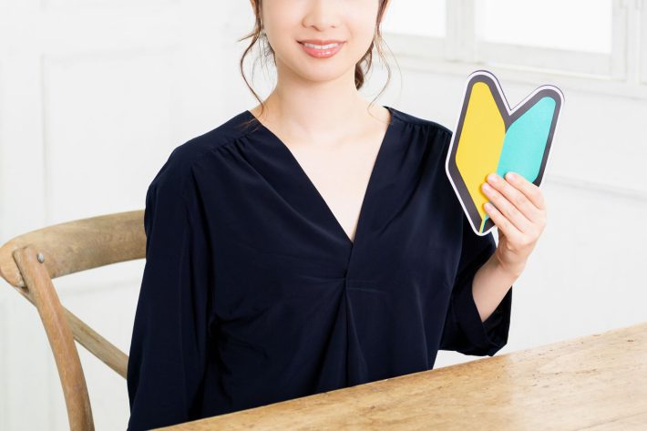 初心者マークを持つ若い女性