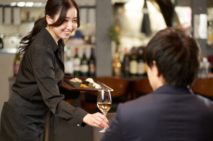 バーの女性店員と男性客