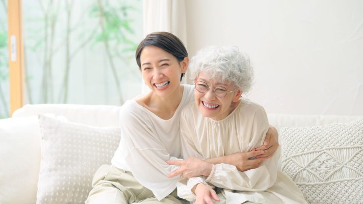 抱き合う女性2人