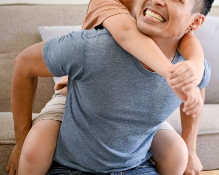 大人の男性と子ども