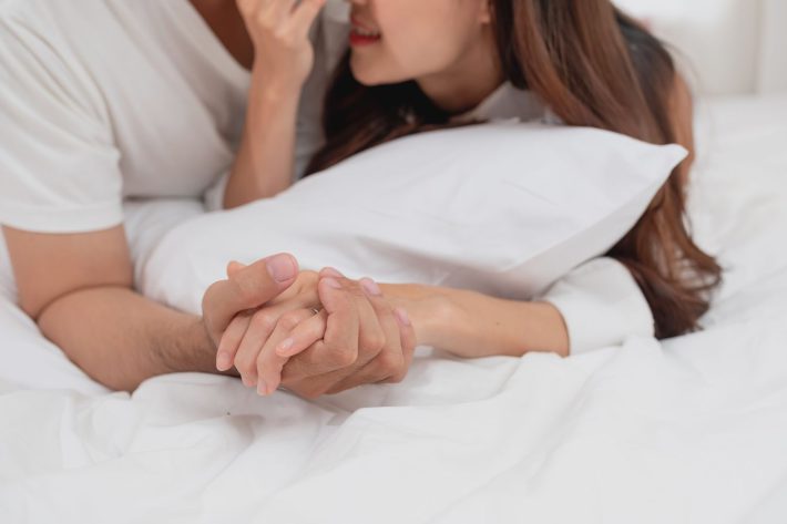 ベッド上のカップル