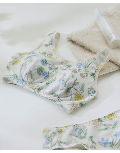 ナイトブラとお揃いで着用できるウンナナクールのサニタリーショーツ